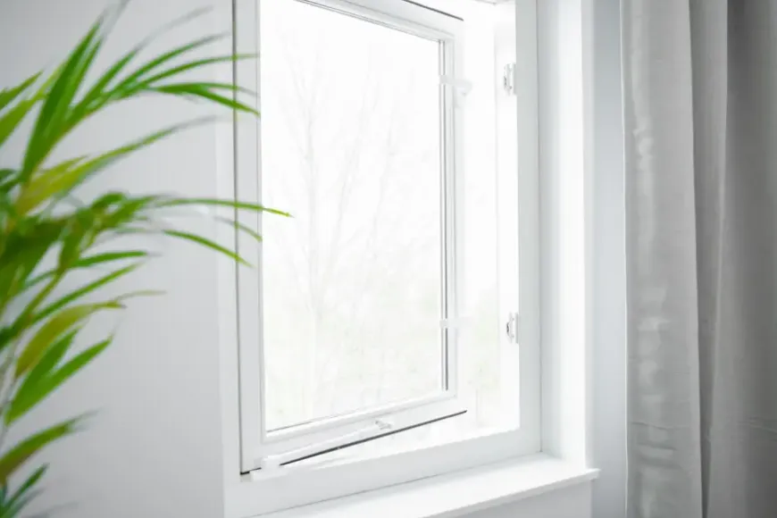 AXA Raamsluiting design met nok links wit