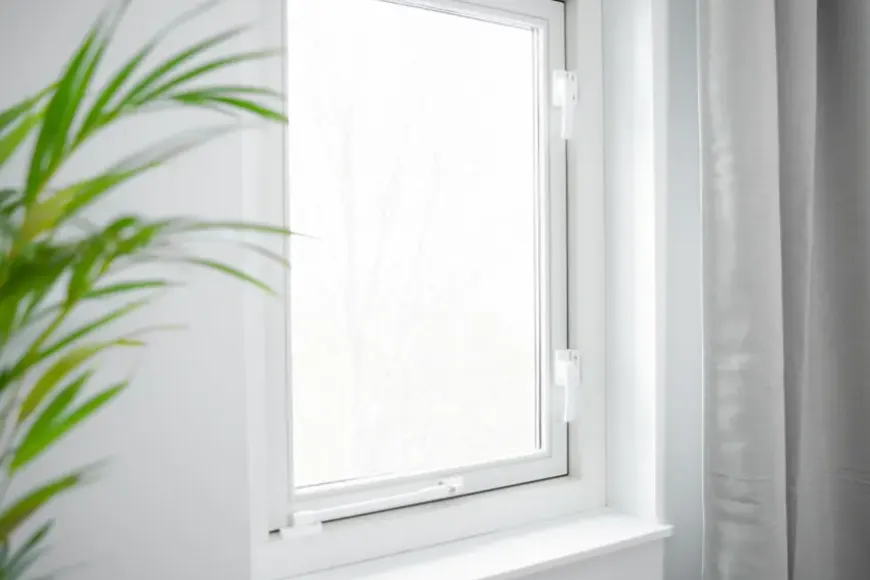 AXA Raamsluiting design met nok links wit
