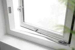AXA raamsluiting met drukknop rechts aluminium buitendraaiend