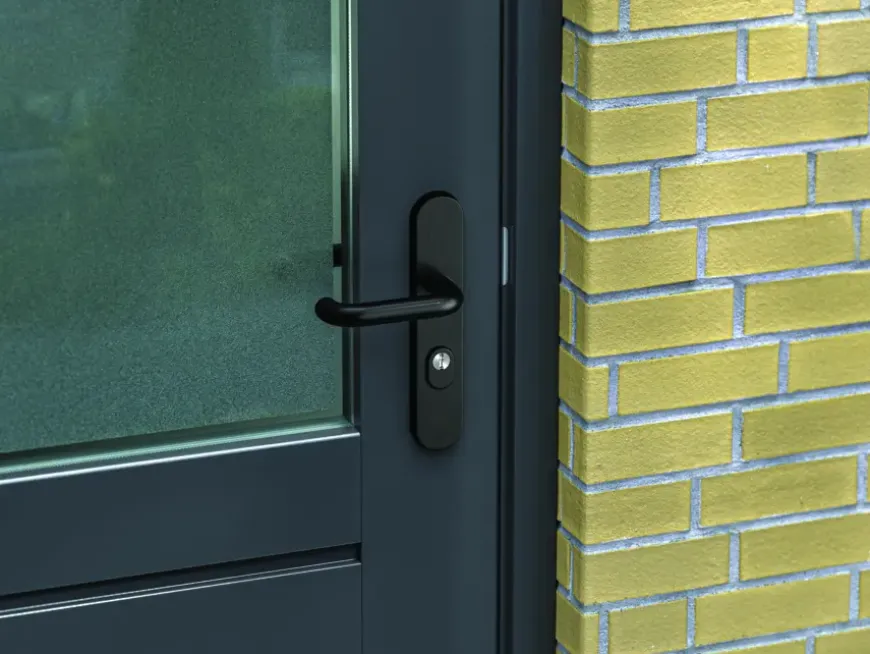 AXA veiligheidsbeslag Oval achterdeur zwart langschild met SKG 3-sterren 72 mm