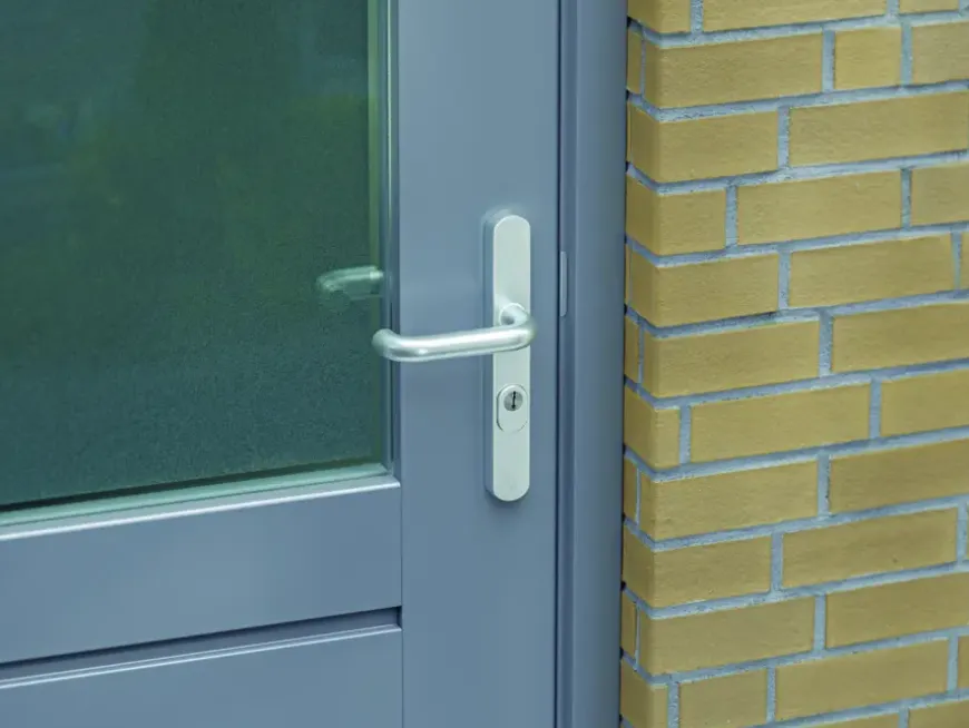 AXA veiligheidsbeslag Oval achterdeur aluminium smal schild met SKG 3-sterren 92 mm