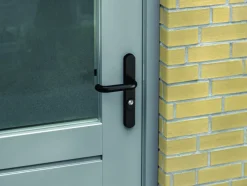 AXA veiligheidsbeslag Oval achterdeur zwart smal schild met SKG 3-sterren 72 mm
