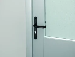 AXA veiligheidsbeslag Oval achterdeur zwart smal schild met SKG 3-sterren 92 mm