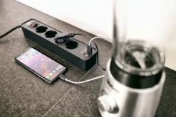 Brennenstuhl stekkerdoos 4-voudig met 2 USB-aansluitingen en schakelaar zwart 1,5 meter