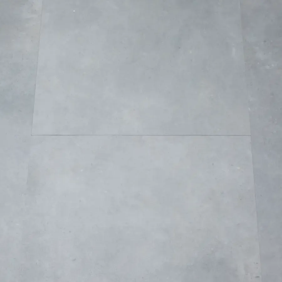 Le Noir & Blanc click PVC Piastro tegel lichtgrijs betonlook incl. geïntegreerde ondervloer