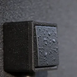 Niko Hydro Spatwaterdicht Stopcontact Dubbel Verticaal Zwart